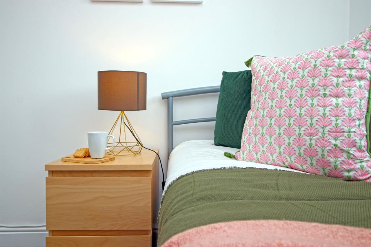 Dock House - 5 Bedroom House - Sleeps 7 Newport  Ngoại thất bức ảnh